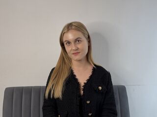shaved pussy webcam BellaMonson