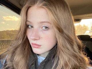 cam girl playing with dildo DaniellaSunshine