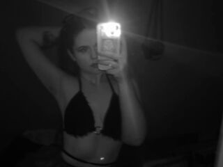 naked camgirl masturbating with dildo DoloresHuesing