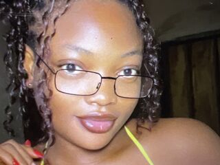 cam girl playing with dildo MakyDina