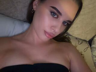 nude webcam girl RhiannonJumper