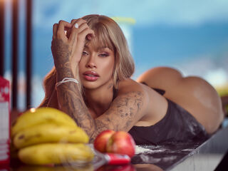 camslut showing tits ScarletThompsone